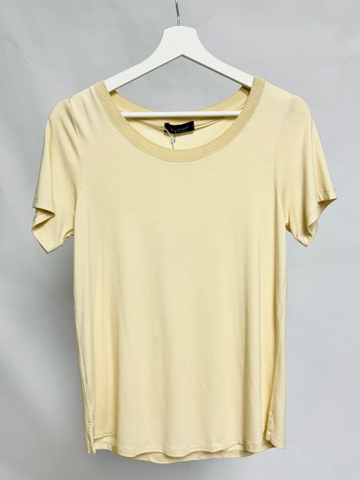 Beige t-shirt with ribbed trim and relaxed fit
