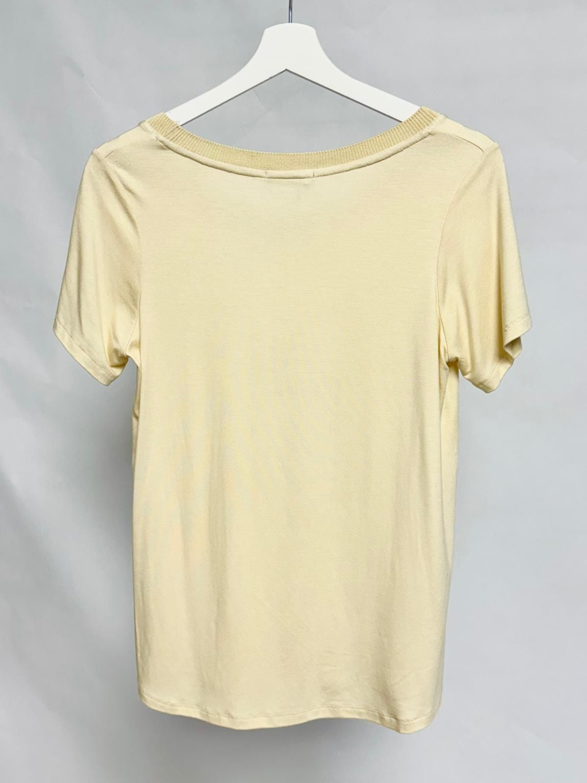Beige t-shirt with ribbed trim and relaxed fit