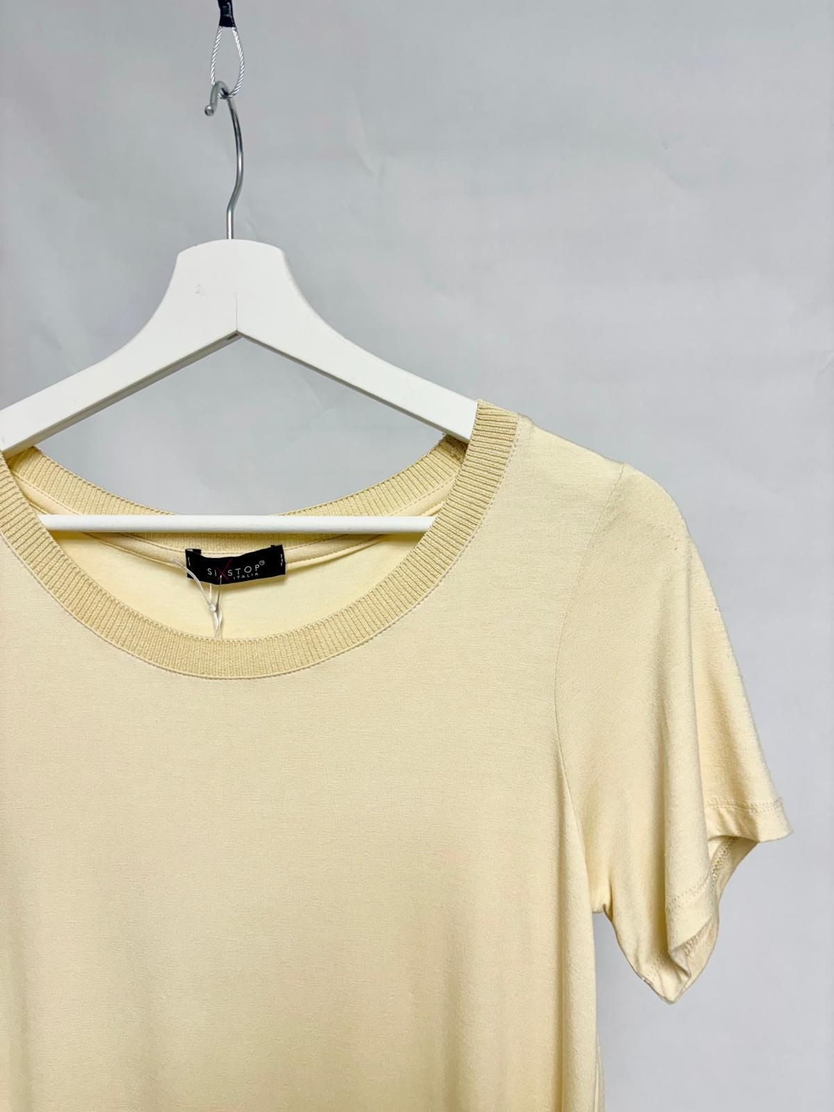 Beige t-shirt with ribbed trim and relaxed fit