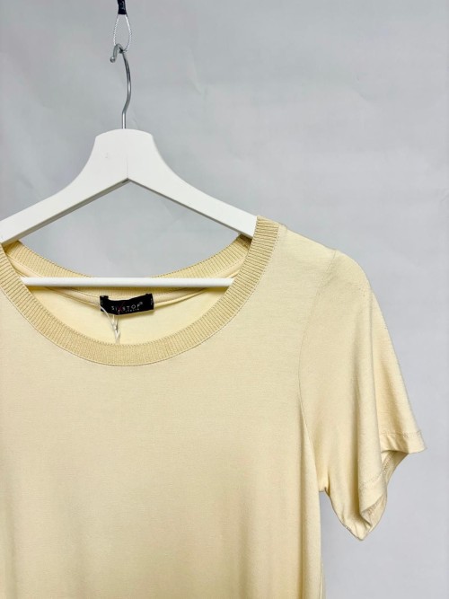 Beige t-shirt with ribbed trim and relaxed fit